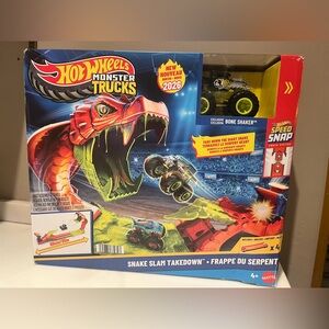 HOT WHEELS Monster Trucks Snake Slam Takedown Playset